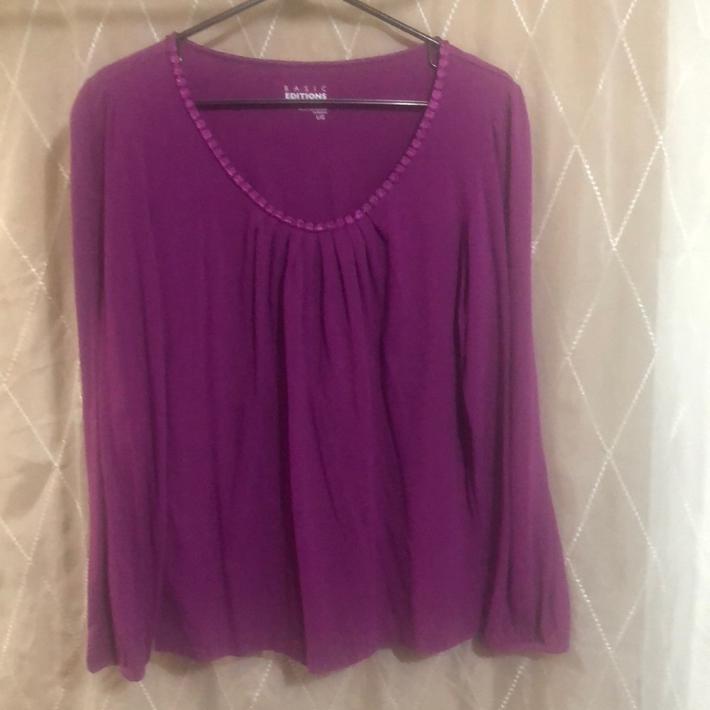 Cute long sleeve tee with detail neck trim